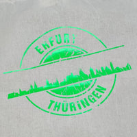 Das elegante Design der "Stempel Skyline Erfurt" Plotterdatei von easy-sticks, abgebildet auf robuster Leinwand, hebt die Erfurter Skyline in leuchtendem Grün hervor, perfekt für kreative Bastelarbeiten.