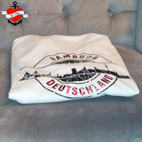 Ein T-Shirt gestaltet mit dem Stempel Skyline Hamburg von easy-sticks, der perfekten Plotterdatei für individuelle Mode und kreative Textilprojekte.