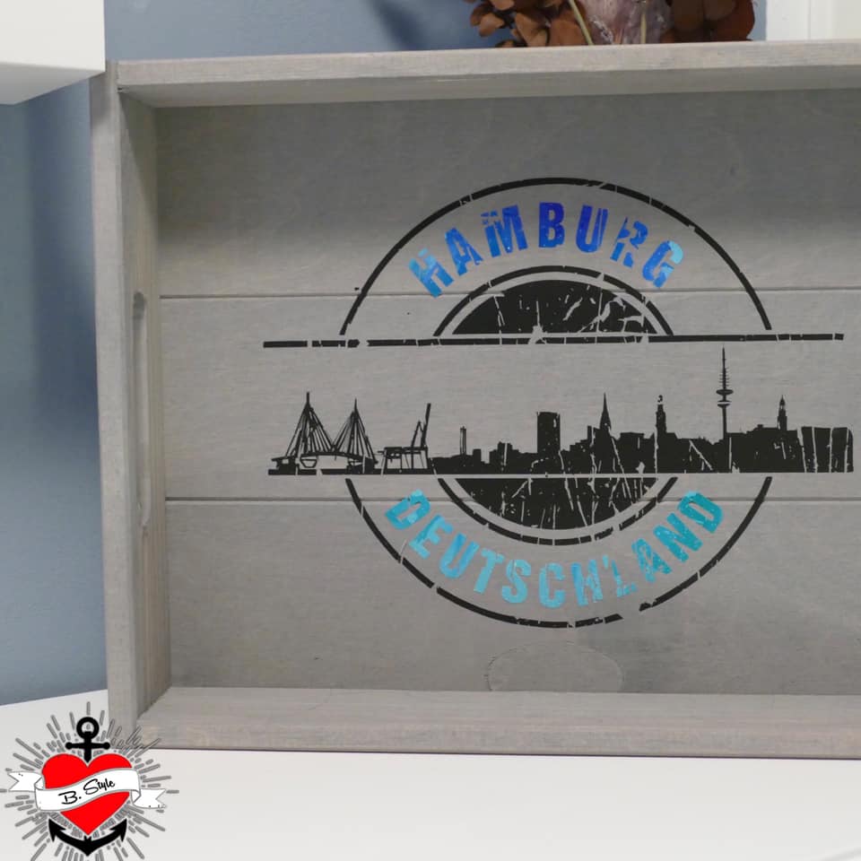 Ein personalisierter Holzkasten mit dem Stempel Skyline Hamburg von easy-sticks, einer vielseitigen Plotterdatei für einzigartige Bastelideen und kreative Gestaltungen.