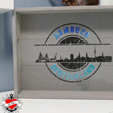 Ein personalisierter Holzkasten mit dem Stempel Skyline Hamburg von easy-sticks, einer vielseitigen Plotterdatei für einzigartige Bastelideen und kreative Gestaltungen.