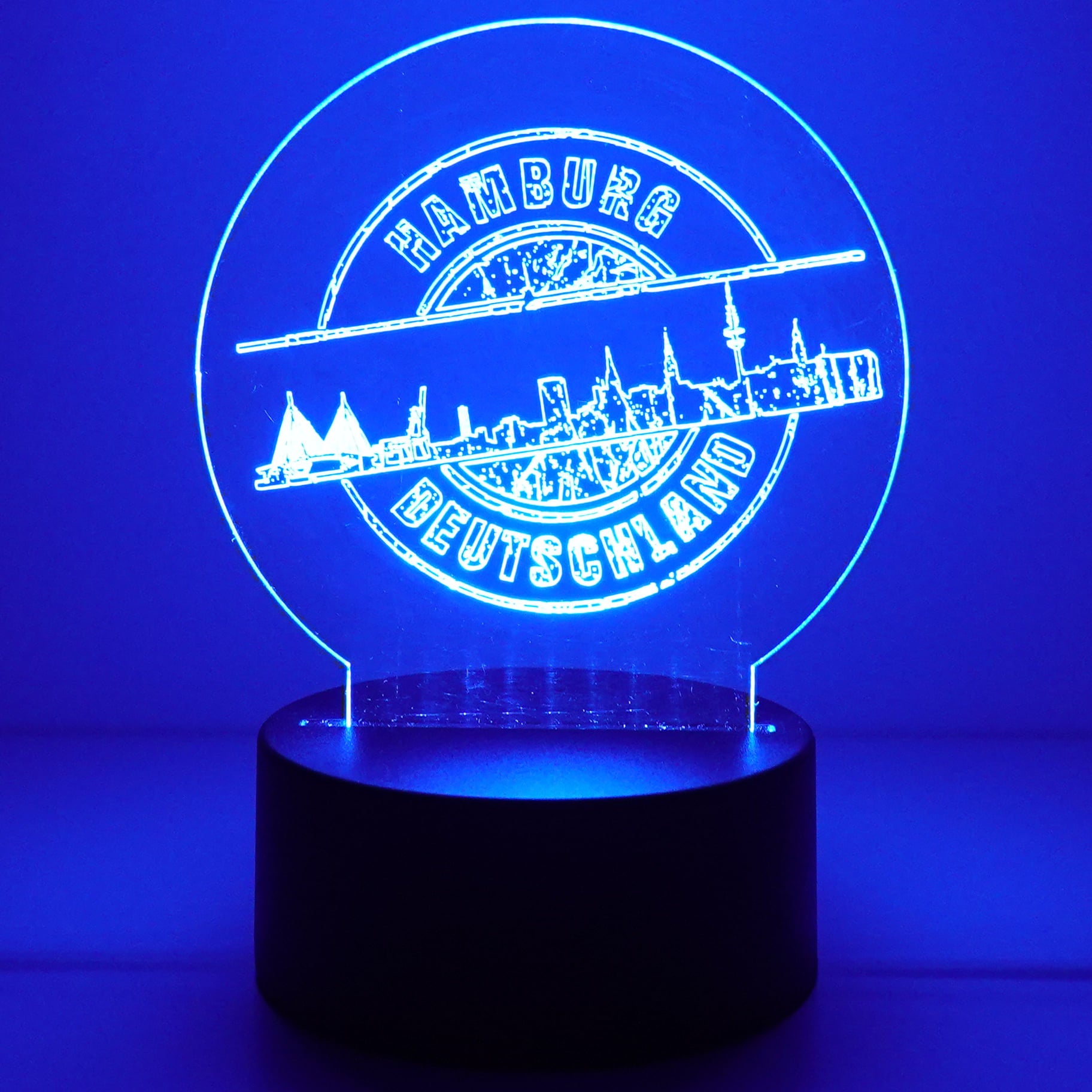 Eine leuchtende Acryl-Lampe mit der Skyline von Hamburg, die die "Stempel Skyline Hamburg" Plotterdatei von easy-sticks zeigt, ideal für kreative Projekte.