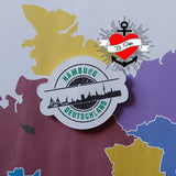 Detailaufnahme eines Aufklebers mit der Skyline von Hamburg und dem Text "Hamburg Deutschland" auf farbigem Papier, designt mit der "Stempel Skyline Hamburg" Plotterdatei von easy-sticks.