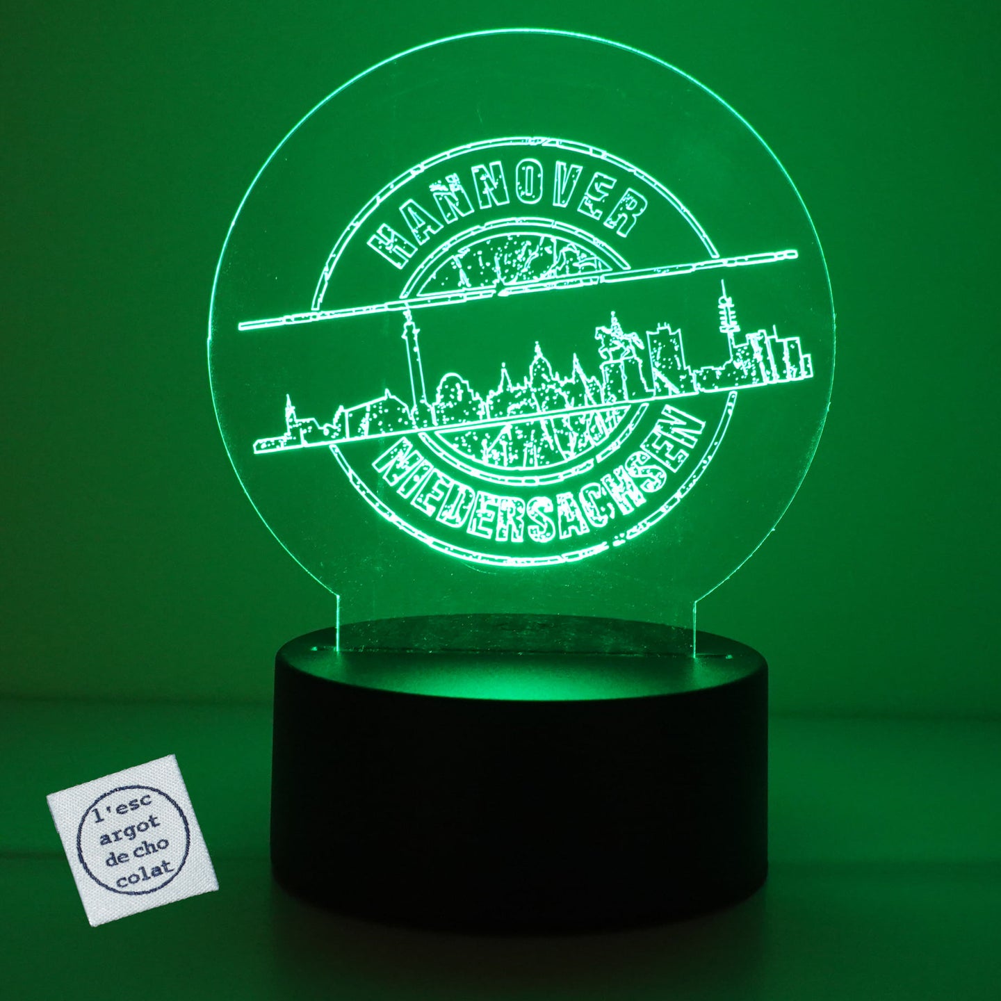 Glaslampe mit dem Stempel Skyline Hannover von easy-sticks – beeindruckende Plotterdatei, die die leuchtende Silhouette von Hannover in Szene setzt.