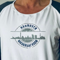 Sportlicher Shirt-Ausschnitt mit dem "Stempel Skyline Hannover" Druck von easy-sticks. Das Design bringt die Stadtsilhouette von Hannover geschmackvoll zur Geltung und inspiriert zu kreativen Arbeiten mit der Plotterdatei.