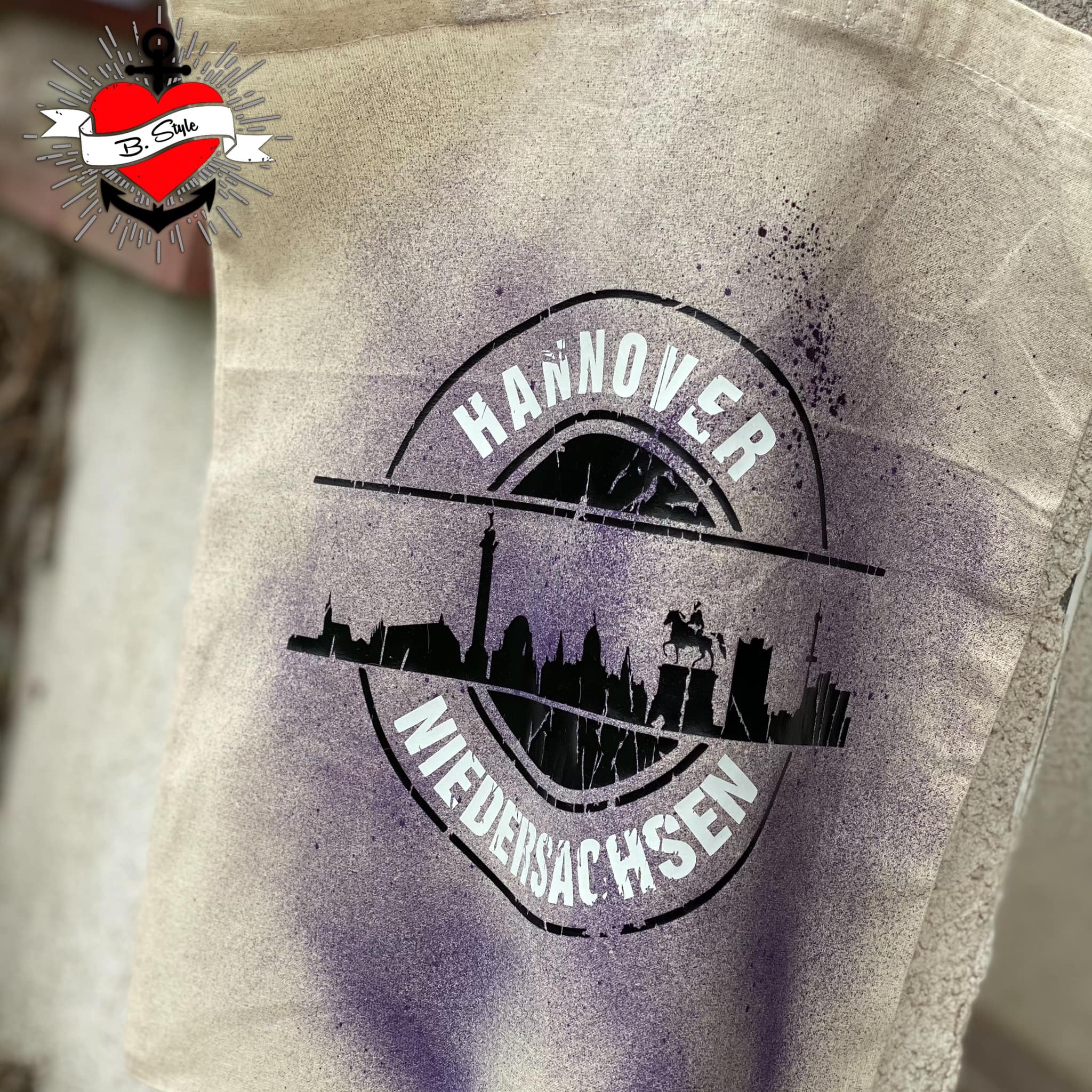 Stofftasche mit modischem "Stempel Skyline Hannover" Design von easy-sticks. Verleiht jedem Look eine individuelle Note und eignet sich hervorragend für kreative Bastelideen mit der Plotterdatei.