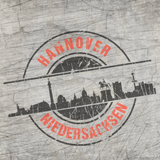 Stempel Skyline Hannover von easy-sticks – kreative Plotterdatei, die die Skyline von Hannover in einem stylischen Design auf einer Holzoberfläche zeigt.
