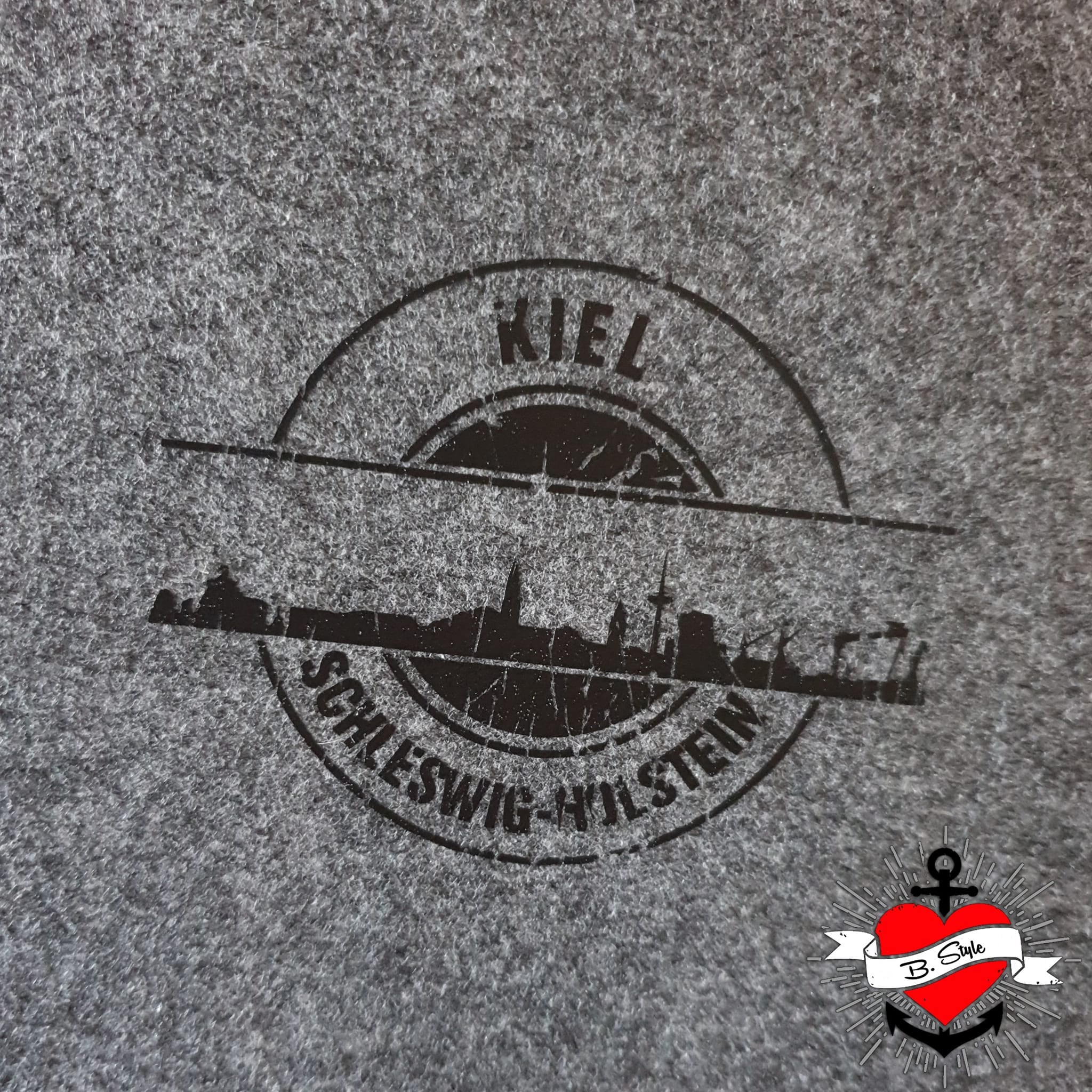Das inspirierende Design der "Stempel Skyline Kiel" Plotterdatei von easy-sticks auf graufilz, ideal für kreative Bastelprojekte.