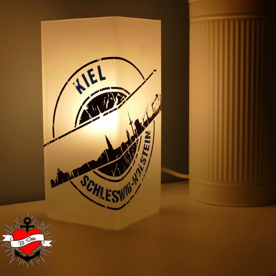 Beleuchtete Lampe mit designtem Motiv 'Stempel Skyline Kiel' von easy-sticks, erstellt mit der Plotterdatei für kreative Projekte.