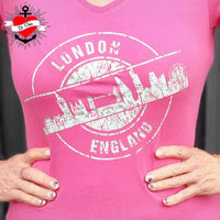 T-Shirt in Pink mit einem floralen Druck der Londoner Skyline, der den Titel 'Stempel Skyline London' zeigt. Dieses design ist eine kreative Nutzung der Plotterdatei von easy-sticks für individuelle Mode.