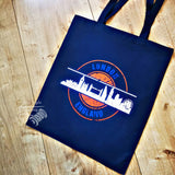Einkaufstasche mit einem stilvollen Druck der Londoner Skyline, der den Titel 'Stempel Skyline London' trägt. Diese Tasche nutzt die Plotterdatei von easy-sticks für einzigartige Bastel- und DIY-Projekte.