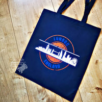 Einkaufstasche mit einem stilvollen Druck der Londoner Skyline, der den Titel 'Stempel Skyline London' trägt. Diese Tasche nutzt die Plotterdatei von easy-sticks für einzigartige Bastel- und DIY-Projekte.