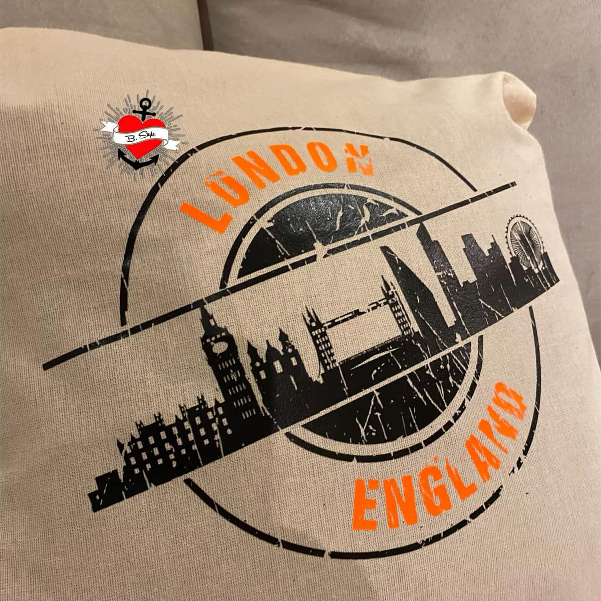 Kissen mit einer kreativen Druckgestaltung, die die Skyline von London zeigt. Das Design umfasst den Titel 'Stempel Skyline London' und ist ein digitales Produkt von easy-sticks, ideal für kreative Projekte und die Verwendung der Plotterdatei.