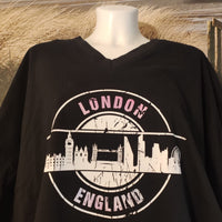 Das T-Shirt mit dem Aufdruck "Stempel Skyline London" von easy-sticks zeigt die berühmte Londoner Skyline in einem kreativen Design. Ideal für DIY-Projekte mit der Plotterdatei.