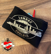 Ein schwarzes Etui mit dem Druck "Stempel Skyline London" von easy-sticks, das die ikonische Skyline Londons zeigt, perfekt für kreative Projekte mit der Plotterdatei.
