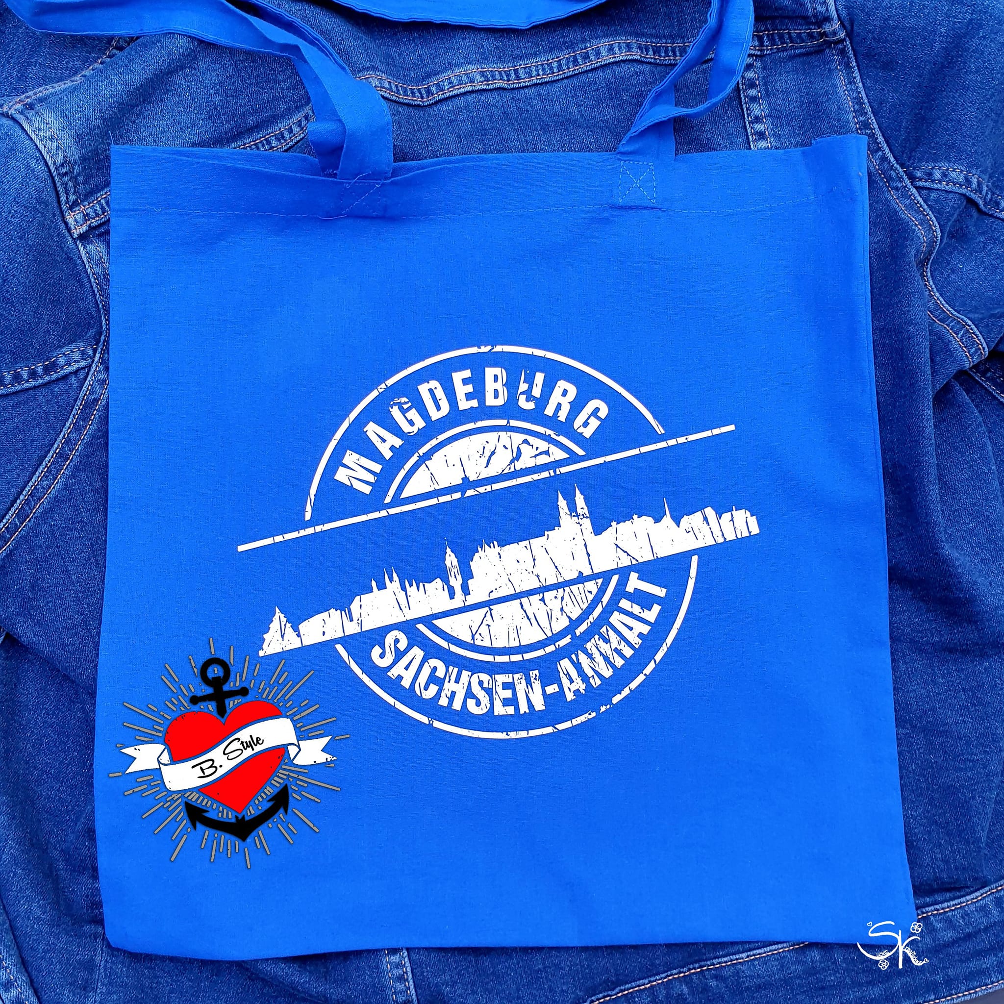 Eine blaue Tragetasche mit dem stylischen Motiv "Stempel Skyline Magdeburg" von easy-sticks, basierend auf der vielseitigen Plotterdatei für DIY-Projekte.