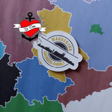 Ein Aufkleber mit dem Design "Stempel Skyline Magdeburg" von easy-sticks, der Teil der Plotterdatei ist und ideal für die Personalisierung von Gegenständen gedacht ist.