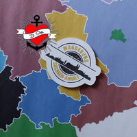 Ein Aufkleber mit dem Design "Stempel Skyline Magdeburg" von easy-sticks, der Teil der Plotterdatei ist und ideal für die Personalisierung von Gegenständen gedacht ist.