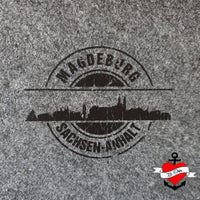 Ein Filzstück mit dem eindrucksvollen "Stempel Skyline Magdeburg" Design von easy-sticks, das aus der Plotterdatei stammt und kreative Anwendungen ermöglicht.