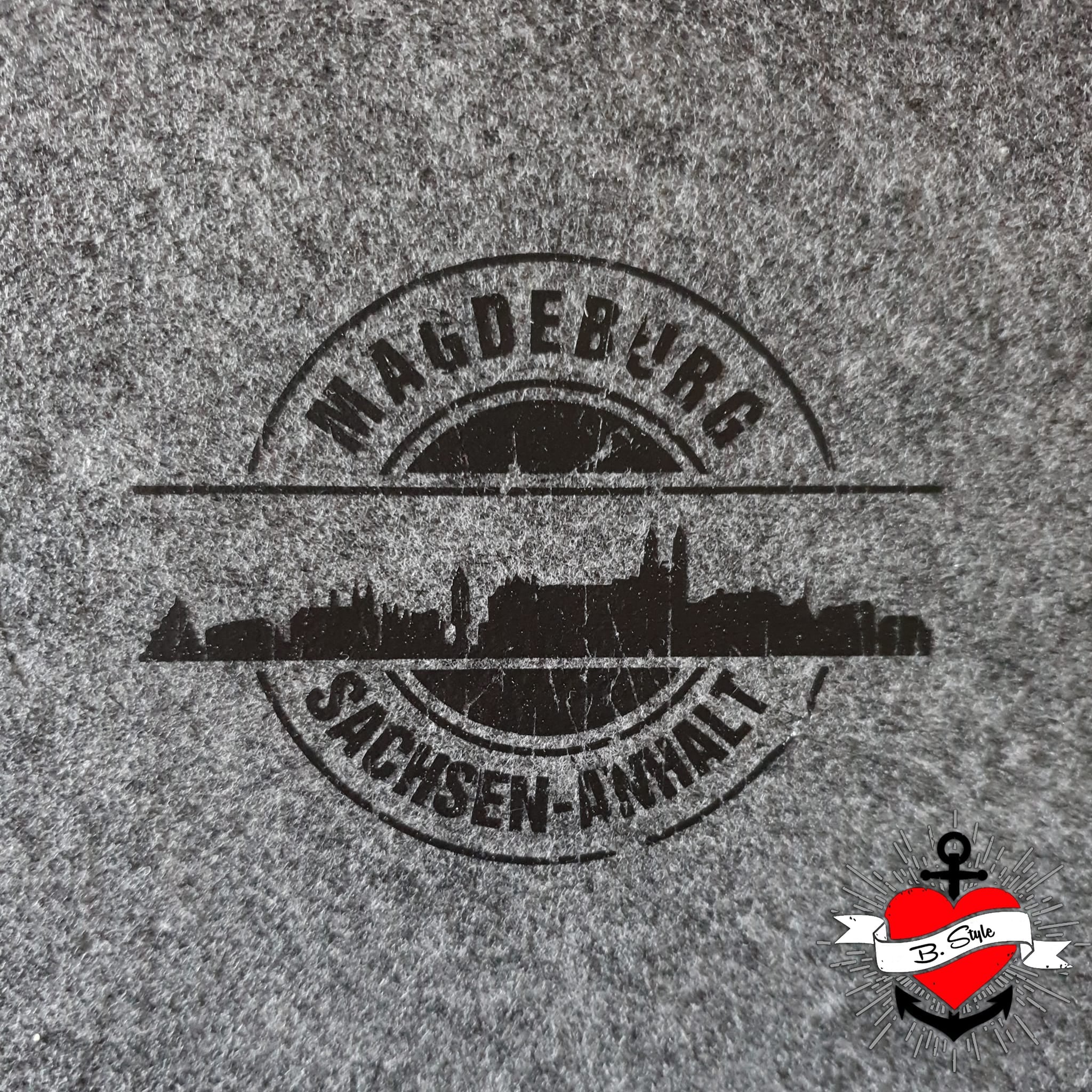 Ein Filzstück mit dem eindrucksvollen "Stempel Skyline Magdeburg" Design von easy-sticks, das aus der Plotterdatei stammt und kreative Anwendungen ermöglicht.