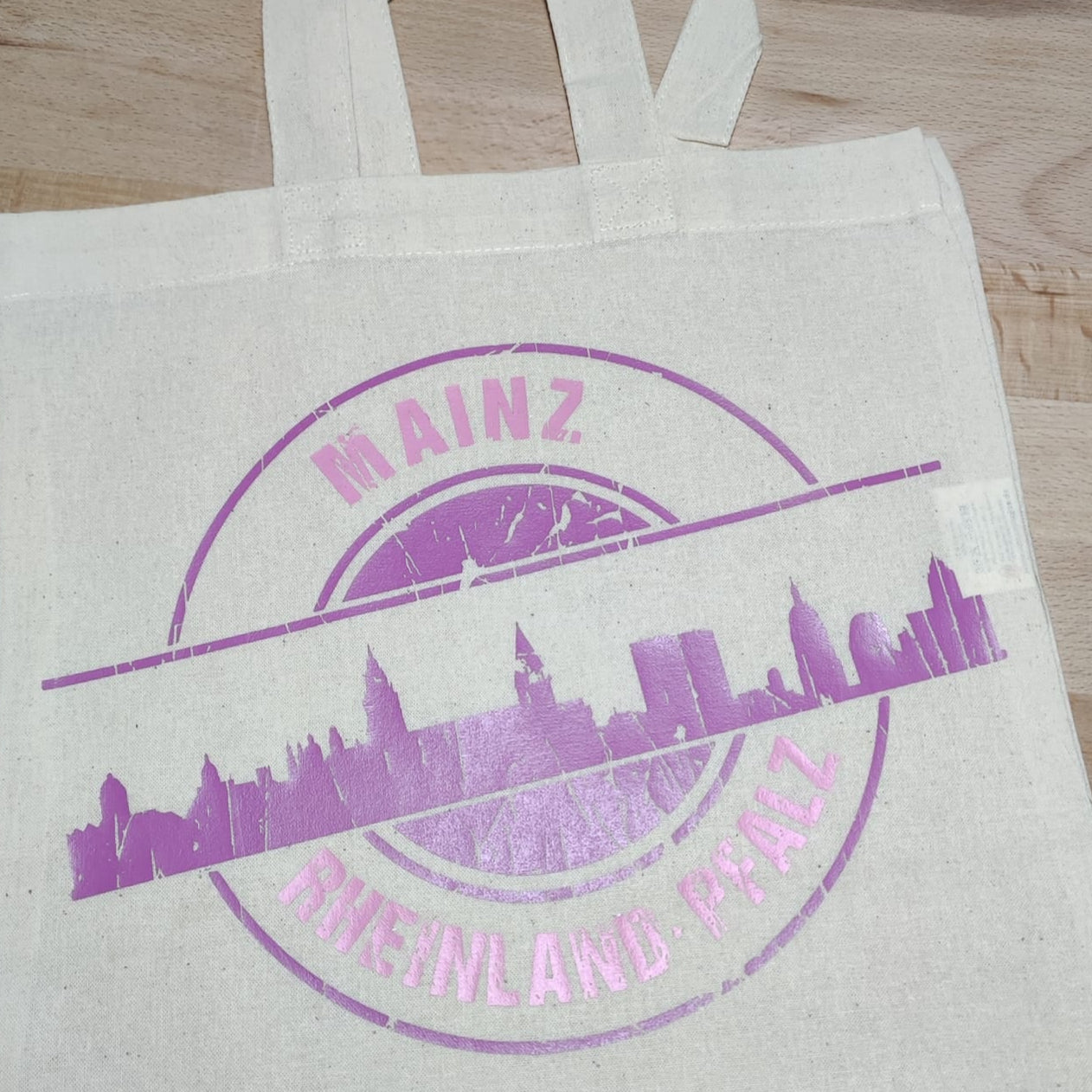 Die Stempel Skyline Mainz Plotterdatei von easy-sticks auf einer Baumwolltasche in lila, ideal für kreative DIY-Projekte.