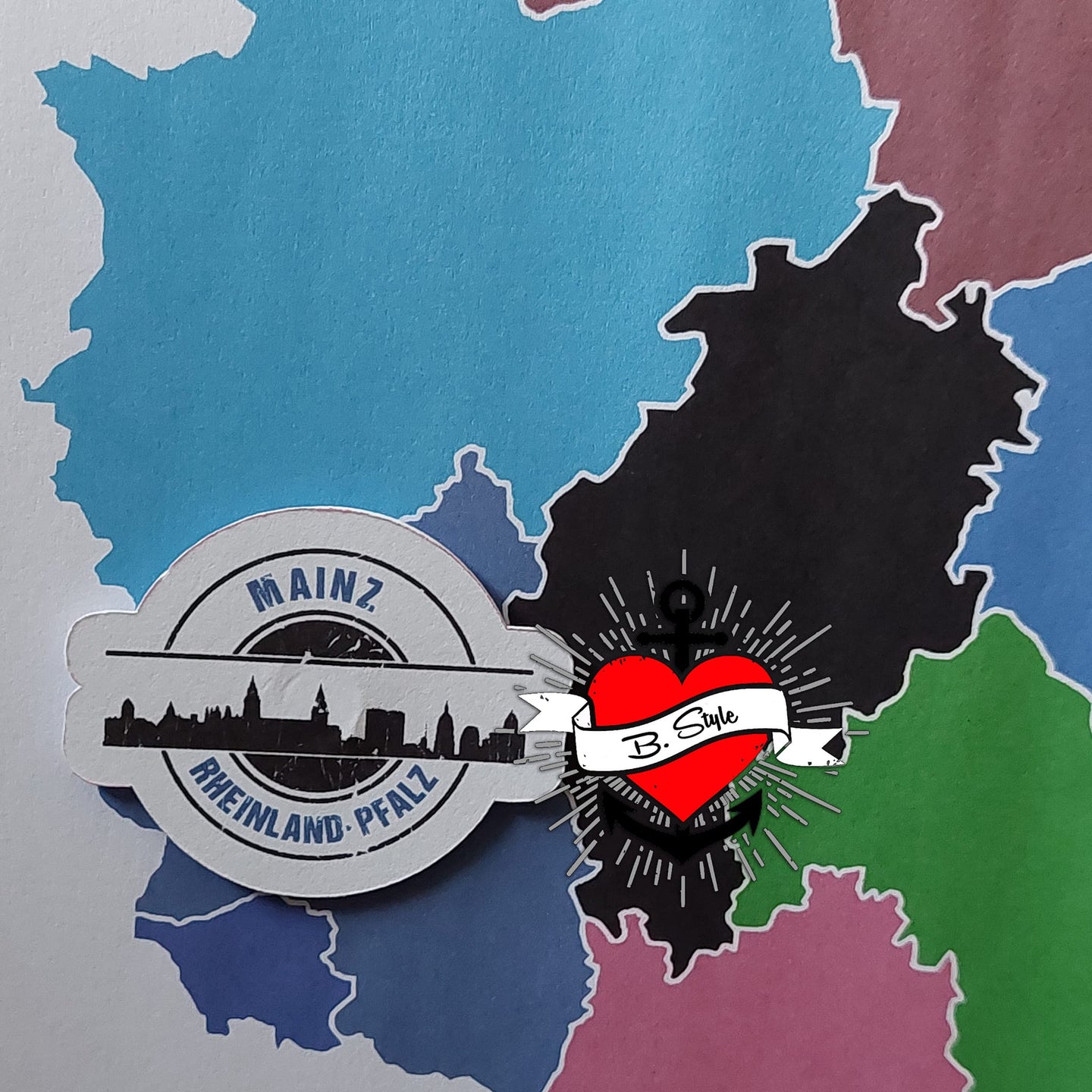 Gestaltete Karte mit Stempel Skyline Mainz von easy-sticks, präsentiert als Plotterdatei, kombiniert mit farbigen Karten und einem künstlerischen Herz-Design.