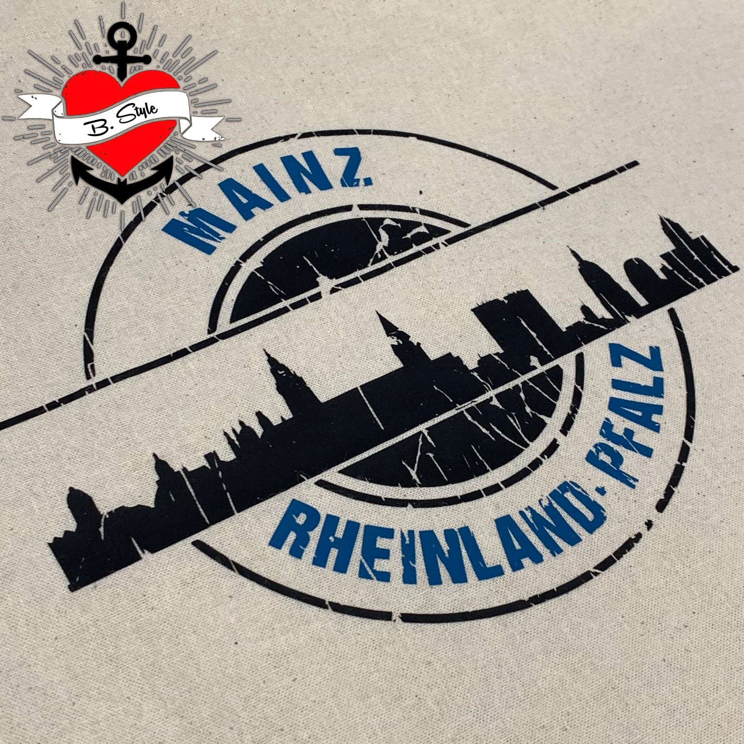 Die Stempel Skyline Mainz Plotterdatei von easy-sticks auf einer naturfarbenen Stofftasche, ideal für persönliche Bastelarbeiten.