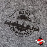 Die Stempel Skyline Mainz Plotterdatei von easy-sticks auf grauem Filz, eine vielseitige Lösung für kreative Entwürfe.