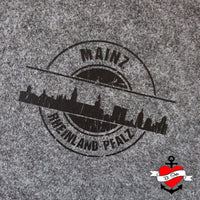 Die Stempel Skyline Mainz Plotterdatei von easy-sticks auf grauem Filz, eine vielseitige Lösung für kreative Entwürfe.