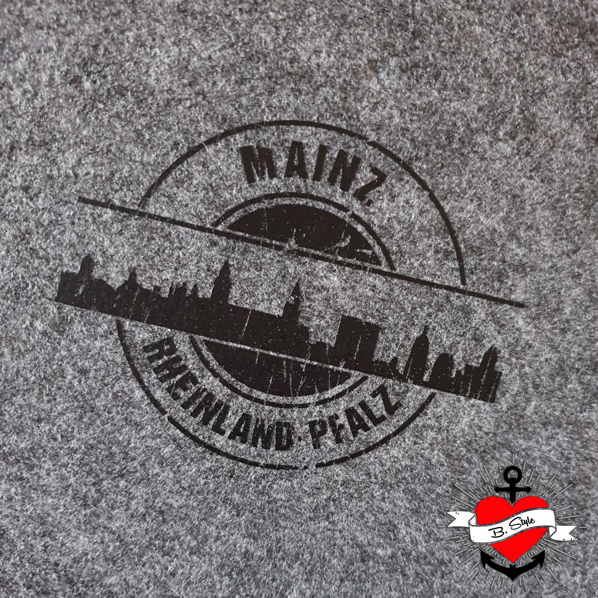 Die Stempel Skyline Mainz Plotterdatei von easy-sticks auf grauem Filz, eine vielseitige Lösung für kreative Entwürfe.