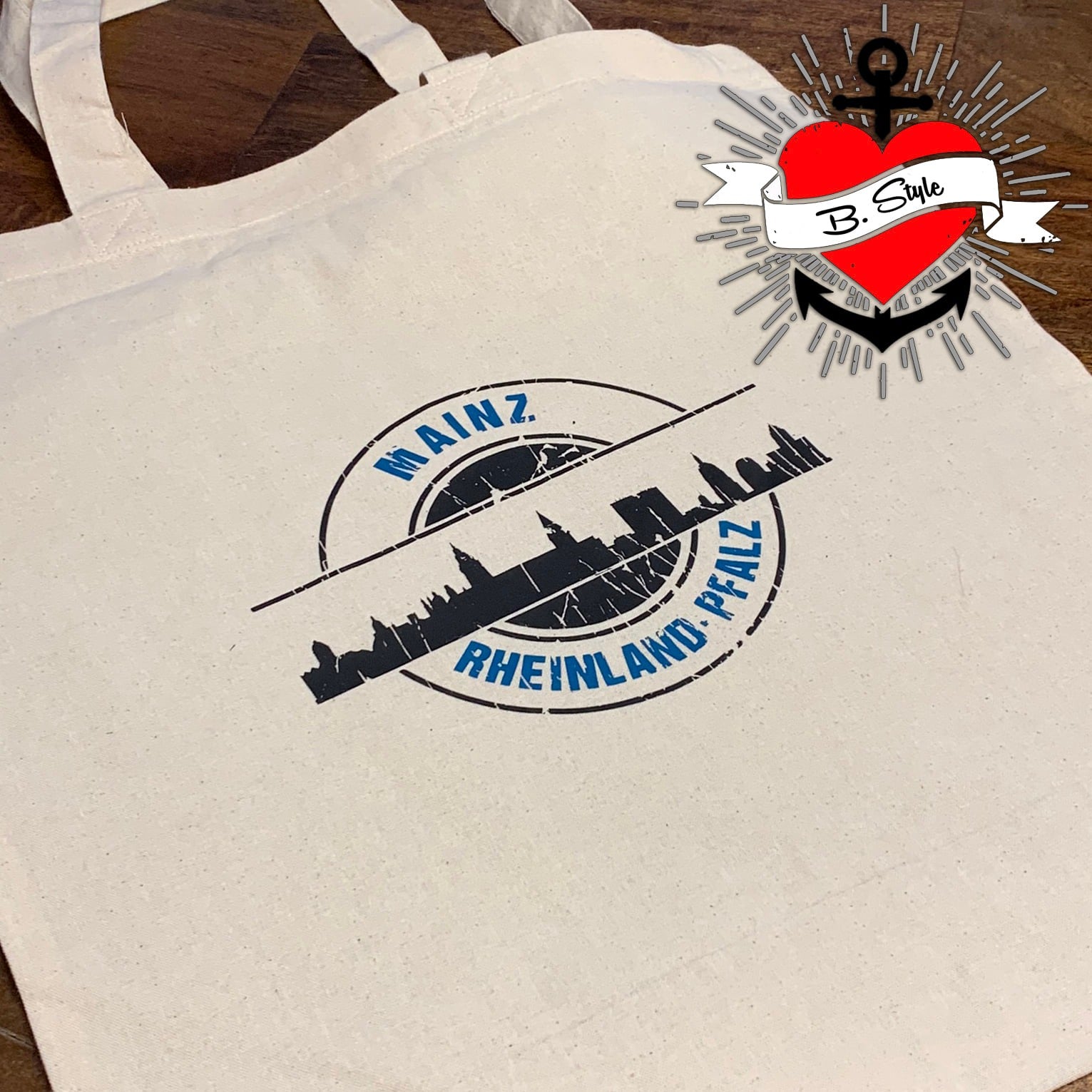 Die Stempel Skyline Mainz Plotterdatei von easy-sticks sichtbar auf einer Stofftasche in Schwarz und Blau, ideal für kreative Bastelprojekte.