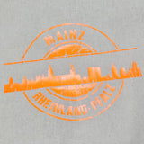 Die Stempel Skyline Mainz Plotterdatei von easy-sticks präsentiert sich auf einer Baumwolltasche in leuchtendem Orange, perfekt für individuelle Designs.