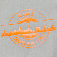 Die Stempel Skyline Mainz Plotterdatei von easy-sticks präsentiert sich auf einer Baumwolltasche in leuchtendem Orange, perfekt für individuelle Designs.