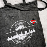 Tasche mit dem Aufdruck 'Stempel Skyline Mainz' von easy-sticks, ideal für kreative Projekte mit der Plotterdatei. Die stilvolle Grafik zeigt die Skyline von Mainz und verkörpert urbanen Charme.