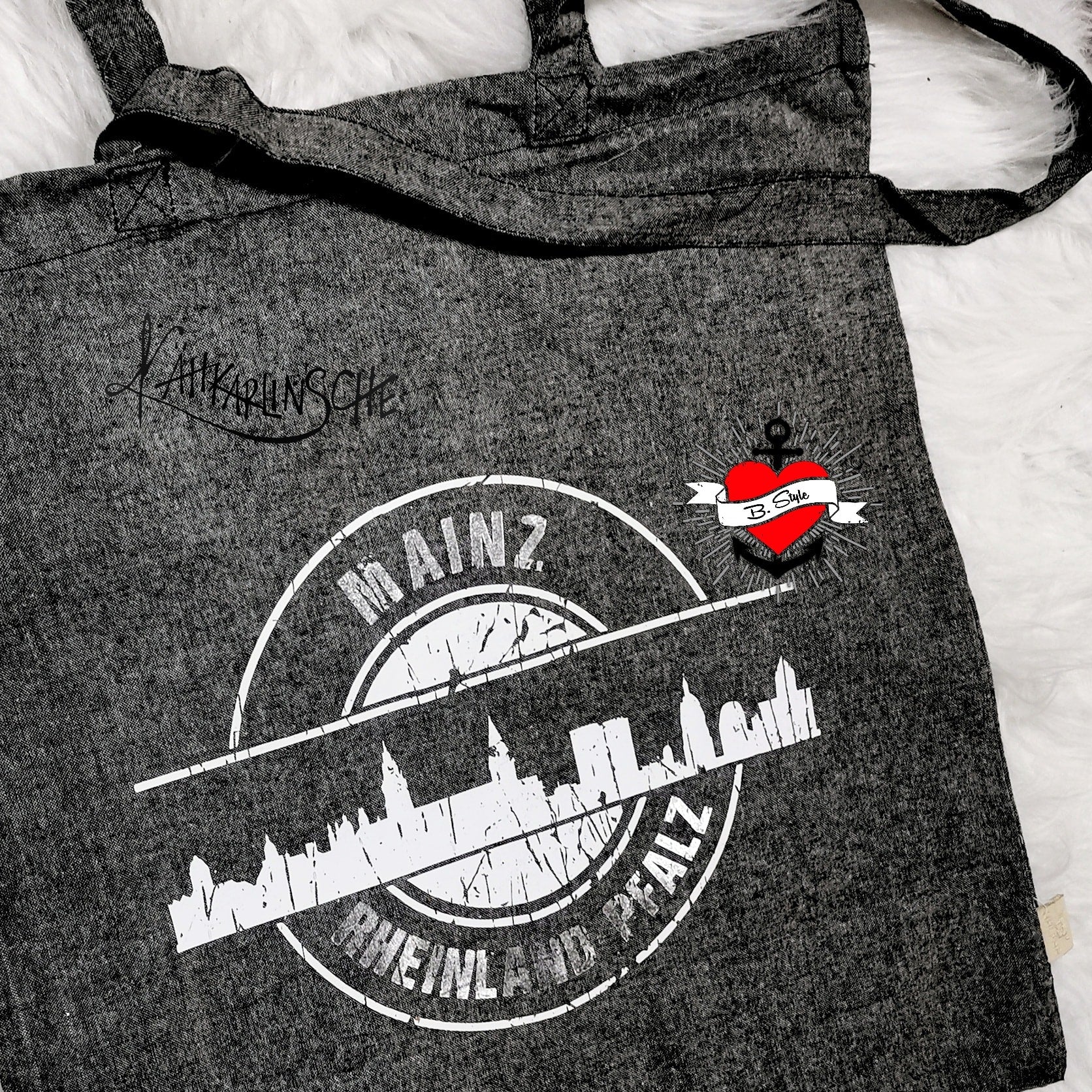 Tasche mit dem Aufdruck 'Stempel Skyline Mainz' von easy-sticks, ideal für kreative Projekte mit der Plotterdatei. Die stilvolle Grafik zeigt die Skyline von Mainz und verkörpert urbanen Charme.