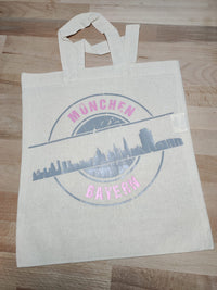Stempel Skyline München Plotterdatei von easy-sticks: Eine nachhaltige Tasche in naturfarben mit der Marke Münchens Skyline, perfekt für kreative DIY-Ideen.