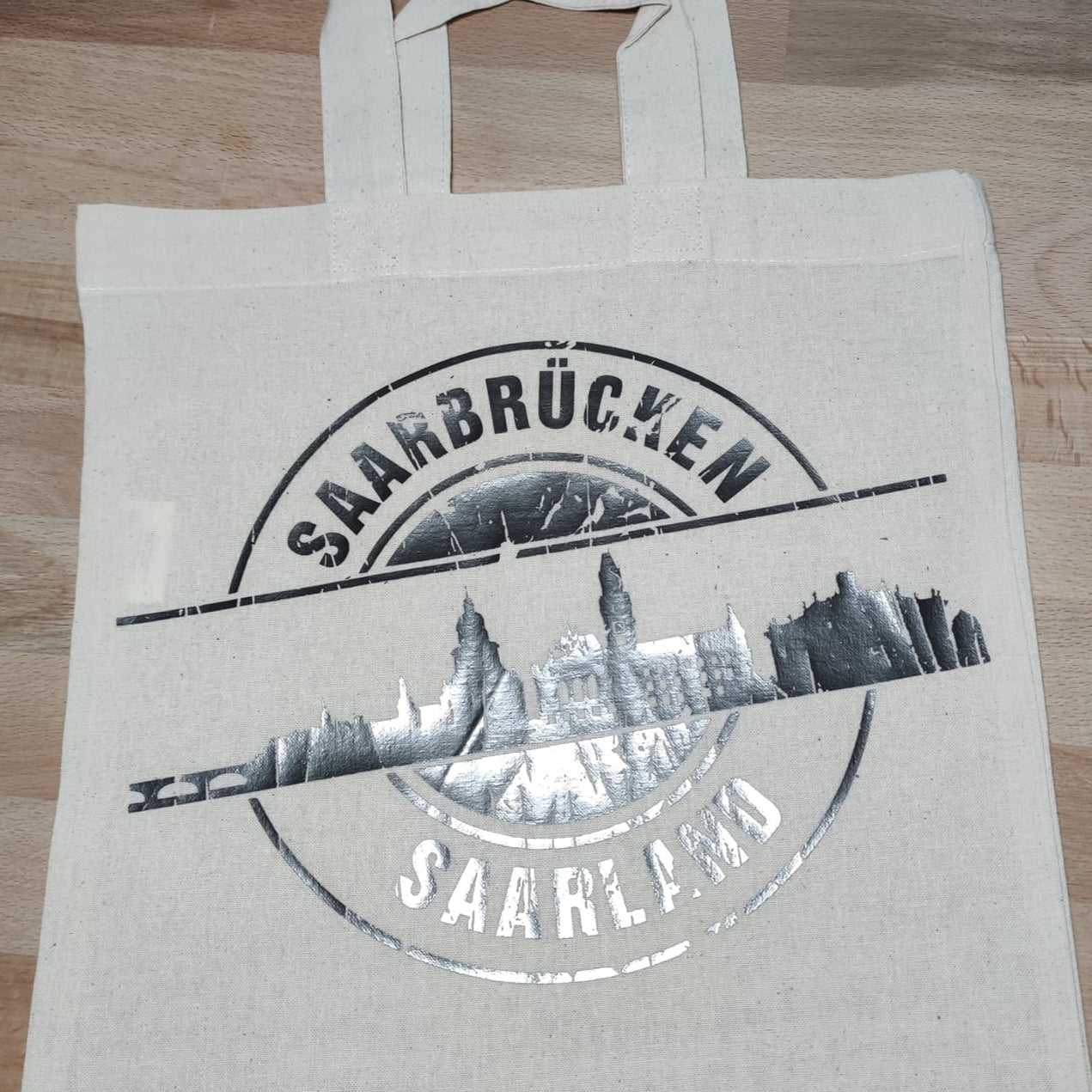 Stofftasche mit der Aufschrift "Saarbrücken Saarland" im Silberdruck, entworfen für kreative Projekte mit der 'Stempel Skyline Saarbrücken' Plotterdatei von easy-sticks.