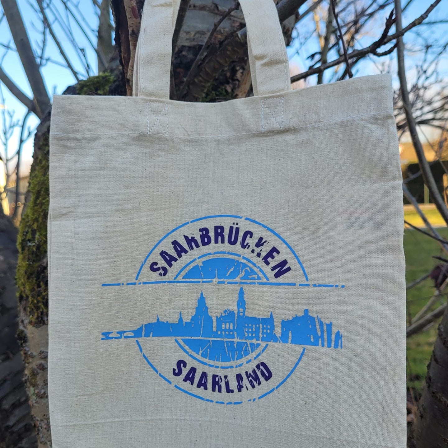Eine umweltfreundliche Tragetasche mit dem Motiv der "Stempel Skyline Saarbrücken" Plotterdatei von easy-sticks, perfekt für kreative Bastelideen und individuelle Gestaltungen.