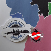 Sticker mit der Skyline von Saarbrücken, gestaltet mit der 'Stempel Skyline Saarbrücken' Plotterdatei von easy-sticks, um kreative Projekte perfekt zu vervollständigen.