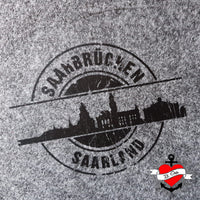 Stempel Skyline Saarbrücken von easy-sticks als Plotterdatei auf grauem Hintergrund, ideal für kreative DIY-Projekte.