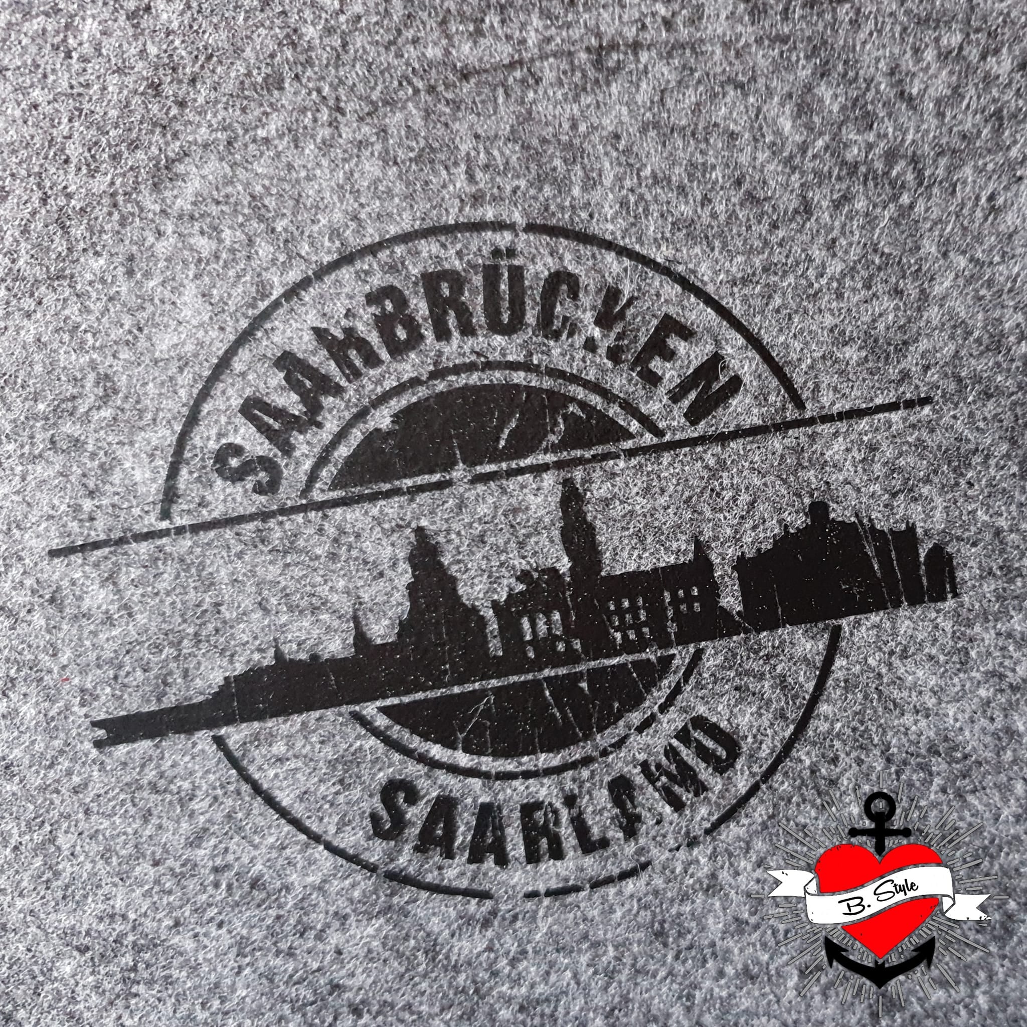 Stempel Skyline Saarbrücken von easy-sticks als Plotterdatei auf grauem Hintergrund, ideal für kreative DIY-Projekte.