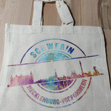 Bunte und stilvolle Umsetzung der "Stempel Skyline Schwerin" Plotterdatei von easy-sticks auf einer Stofftasche. Ein tolles Accessoire für kreative Köpfe.