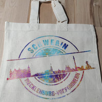 Bunte und stilvolle Umsetzung der "Stempel Skyline Schwerin" Plotterdatei von easy-sticks auf einer Stofftasche. Ein tolles Accessoire für kreative Köpfe.