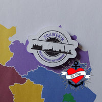 Ein kreatives Design-Detail der "Stempel Skyline Schwerin" Plotterdatei von easy-sticks auf einer farbenfrohen Karte von Mecklenburg-Vorpommern. Ideal für Bastelprojekte.