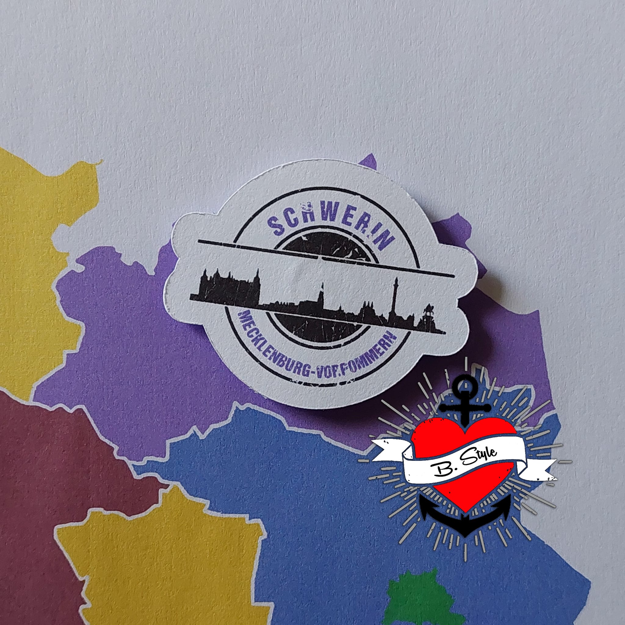 Ein kreatives Design-Detail der "Stempel Skyline Schwerin" Plotterdatei von easy-sticks auf einer farbenfrohen Karte von Mecklenburg-Vorpommern. Ideal für Bastelprojekte.