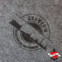 Eine minimalistische schwarze Anwendung der "Stempel Skyline Schwerin" Plotterdatei von easy-sticks auf einem grauen Stoff. Ideal für individuelle Projekte.