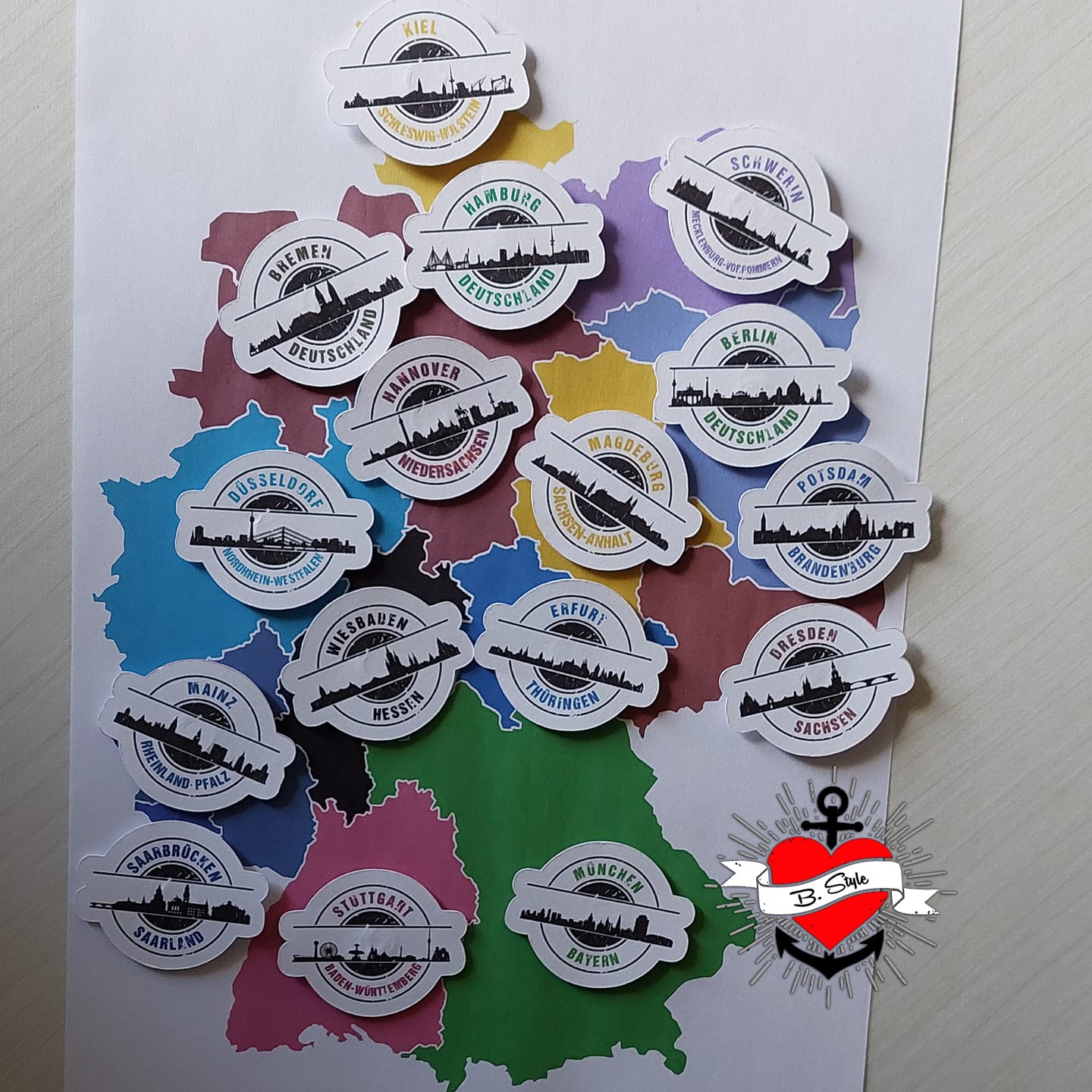 Bunte Aufkleber mit Skyline-Designs der Landeshauptstädte aus dem Stempel Skyline Set 16 von easy-sticks, angeordnet auf einer farbenfrohen Deutschlandkarte.