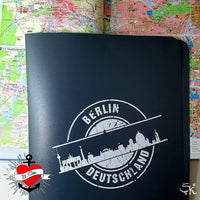 Stempel Skyline Set 16 Landeshauptstädte von easy-sticks, ein schicker Ordner mit einer weißen Skyline-Grafik von Berlin auf einem dunkelblauen Hintergrund.
