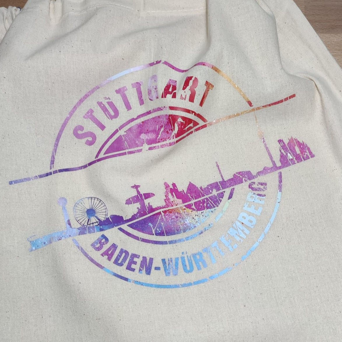 Farbenfrohe Skyline Stuttgart auf einem hellen Beutel, ideal für kreative Bastelprojekte, von der Plotterdatei easy-sticks.