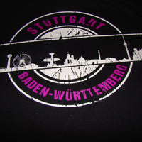 Vibrante Skyline Stuttgart auf einem schwarzen T-Shirt, mit dem Schriftzug Baden-Württemberg, als digitale Plotterdatei von easy-sticks.