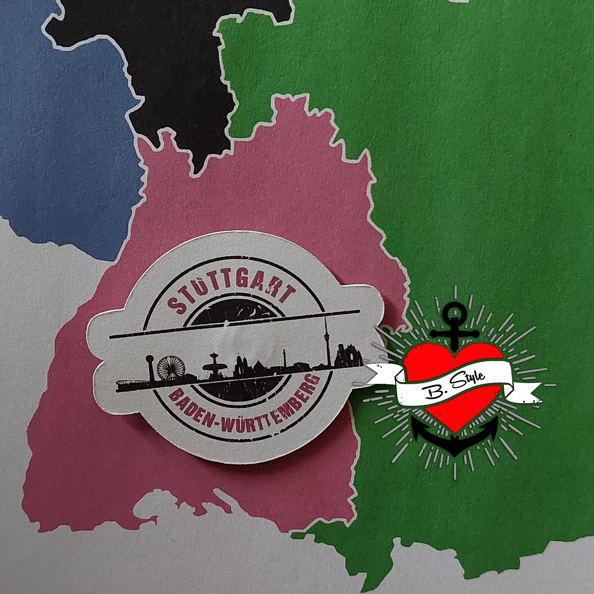 Farbenfrohe Karte mit dem Stuttgart Skyline Aufkleber von easy-sticks, ideal für individuelle Dekorationen.